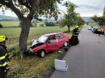 Po nárazu vozu do stromu u Jablonného na Orlicí se tři cestující zranili, u Jevíčka, jeden