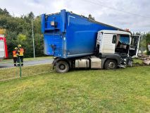 Kamion ve Veselí vyjel z vozovky na zahradu a poškodil vše, co se mu připletlo do cesty
