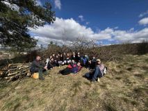 Gymnazisté pomohli s obnovou lokality Pahorek u nádraží