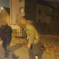 Opilec v noci na ulici začal mlátit ženu, strážníci ho zpacifikovali slzotvorným sprejem