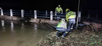 Od půlnoci již přes sto výjezdů hasičů kvůli velké vodě. Hasiči zachraňovali i dobytek