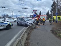 Dvě auta se srazila u kruhového objezdu v Pardubicích, obě se pak opřela do betonových svodidel