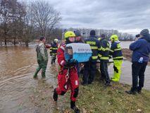 Obrazem: Pět osob a dvě kočky uvízly v zaplavené chatové oblasti Hrobice. Hasiči je evakuovali na člunu