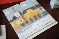 Kalendář s kreslenými obrázky městských zákoutí od místních dětí vydalo Ústí nad Orlicí