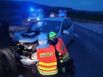 V obci Ostrov u Lanškrouna se srazilo osobní auto a dodávka. Při nehodě došlo ke zranění