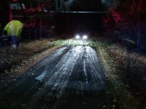 Silný vítr, déšť i brzká tma komplikují dopravní situaci - na vozovku padaly stromy a počet nehod roste