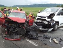 V Damníkově se střetla tři auta, v Lukavici a v Bohuňovicích skončila auta koly vzhůru a ve Svitavách boural cyklista s autem