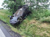 V Damníkově se střetla tři auta, v Lukavici a v Bohuňovicích skončila auta koly vzhůru a ve Svitavách boural cyklista s autem