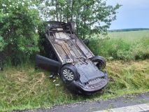 V Damníkově se střetla tři auta, v Lukavici a v Bohuňovicích skončila auta koly vzhůru a ve Svitavách boural cyklista s autem