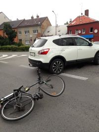 V Damníkově se střetla tři auta, v Lukavici a v Bohuňovicích skončila auta koly vzhůru a ve Svitavách boural cyklista s autem