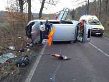 Automobil skončil u obce Vápenný Podol na boku. Pro zraněného letěl vrtulník