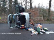Automobil skončil u obce Vápenný Podol na boku. Pro zraněného letěl vrtulník