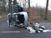 Automobil skončil u obce Vápenný Podol na boku. Pro zraněného letěl vrtulník