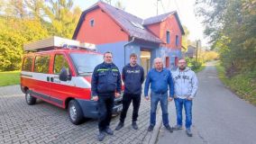 Obrazem: Knapovečtí  hasiči předali své staré auto kolegům do Zruče