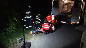 Náraz do stromu motocyklista nepřežil. Smrtelná nehoda se stala v noci v obci Brteč u Vysokého Mýta