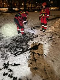 Hasiči měřili sílu ledu na Matičním jezeře, Chrudimce a Bajkalu. Kde už se dá bruslit?