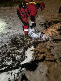 Hasiči měřili sílu ledu na Matičním jezeře, Chrudimce a Bajkalu. Kde už se dá bruslit?