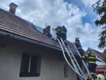 Ve Škrovádu u Slatiňan hořel dům, požár likvidovalo pět jednotek hasičů