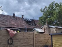 Ve Škrovádu u Slatiňan hořel dům, požár likvidovalo pět jednotek hasičů