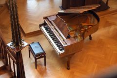 Vzácný klavír z pozůstalosti šéfdirigenta Jiřího Bělohlávka zdobí Hernychovo vilu v Ústí nad Orlicí