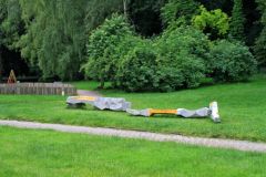 Z větrem vyvráceného stromu v chrudimském parku vznikla díky šikovnému sochaři zajímavá lavička k posezení, nebo herní prvek pro neposedné děti