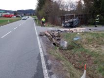 Auto u Žamberku narazilo do mostku a převrátilo se na střechu