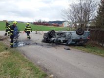 Auto u Žamberku narazilo do mostku a převrátilo se na střechu