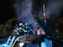 Požár chaty se rychle rozšířil