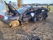 Tři osoby zemřely a dvě utrpěly zranění po střetu dvou aut na silnici č. 360