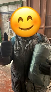 Milan z Horního Jelení přivezl strážníkům plnou náruč bud a spacáků pro lidi bez domova