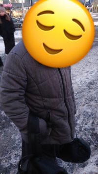 Milan z Horního Jelení přivezl strážníkům plnou náruč bud a spacáků pro lidi bez domova