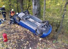 Ve voze jelo pět osob, řidič řízení nezvládl a auto skončilo na střeše, nebýt stromů, zkoulelo by se ze stráně