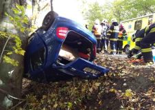 Ve voze jelo pět osob, řidič řízení nezvládl a auto skončilo na střeše, nebýt stromů, zkoulelo by se ze stráně