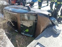 Po nehodě v Brněnci byl cestující zraněn a auto v potoce. V Pomezí hrozilo, že spadne vůz po kolizi ze srázu, řidič nemohl ven