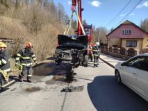 Po nehodě v Brněnci byl cestující zraněn a auto v potoce. V Pomezí hrozilo, že spadne vůz po kolizi ze srázu, řidič nemohl ven