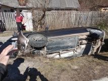 Po nehodě v Brněnci byl cestující zraněn a auto v potoce. V Pomezí hrozilo, že spadne vůz po kolizi ze srázu, řidič nemohl ven