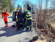 Po nehodě v Brněnci byl cestující zraněn a auto v potoce. V Pomezí hrozilo, že spadne vůz po kolizi ze srázu, řidič nemohl ven