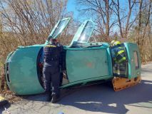 Po nehodě v Brněnci byl cestující zraněn a auto v potoce. V Pomezí hrozilo, že spadne vůz po kolizi ze srázu, řidič nemohl ven