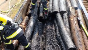 FOTO: Dřevo ve vlaku začalo hořet, oheň přeskočil i na další vagon