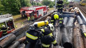 FOTO: Dřevo ve vlaku začalo hořet, oheň přeskočil i na další vagon