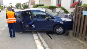 Obrazem: Řidička nezvládla své auto a smetla v Bylanech plot, zastavila několik centimetrů od domu