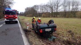 Auto se otočilo na střechu mimo vozovku na silnici z Velin do Borohrádku