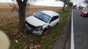Řidičky svá auta nezvládly, skončily obě v příkopu s pomuchlanými vozy