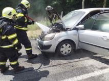 Auto přestalo jet, tak řidič zastavil a z vozu vystoupil, sotva tak učinil, z auta vyšlehly plameny