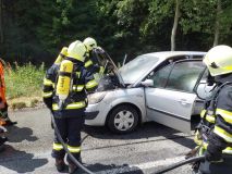 Auto přestalo jet, tak řidič zastavil a z vozu vystoupil, sotva tak učinil, z auta vyšlehly plameny