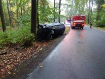 U Dolního Babákova vylétl vůz ze silnice a zůstal převrácený na boku, řidič utrpěl zranění