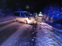 Dvě auta se střetla u Krouny, provoz se zastavil. Jedna osoba skončila v nemocnici