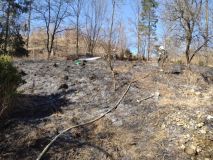 Vypalovali porost na zahradě a oheň se rychle rozšířil a nebezpečně blížil k domu. Pokuta je neminula