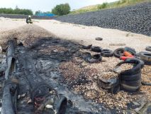 Kočka vlezla do motoru, strom ohrožoval dopravu, chytla skládka odpadu