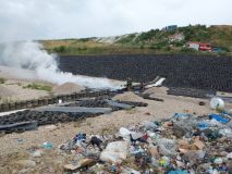 Kočka vlezla do motoru, strom ohrožoval dopravu, chytla skládka odpadu
